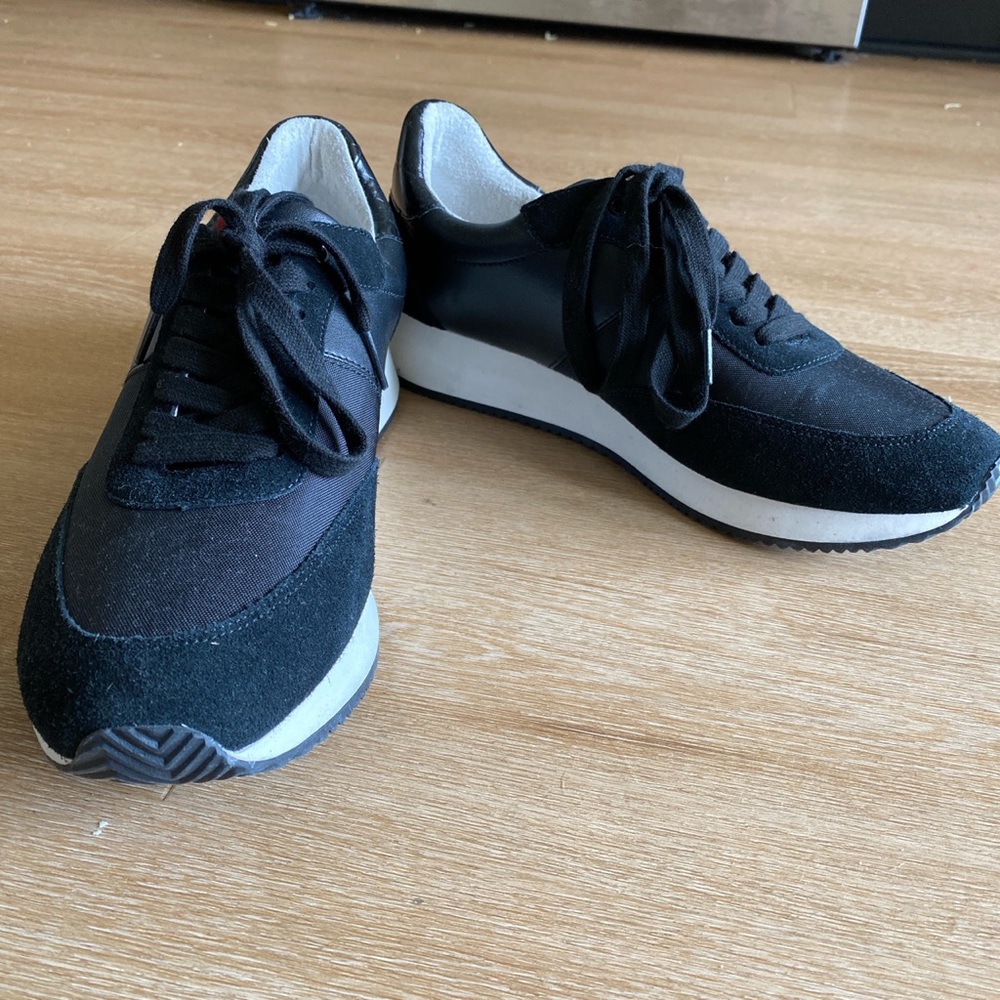 Banana Republic Essential Trainer Snakers